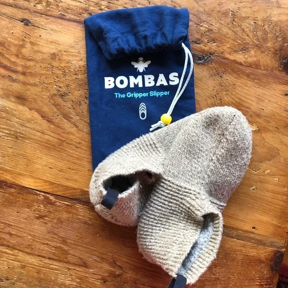 Bombas Beige Gripper Slipper Socks with Navy Pouch - Picture 1 of 5